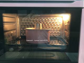 13、三色戚风,20. 送进预热好的烤箱.调至戚风功能,温度显示上下火150度45分钟,实际上40分钟左右就差不多了