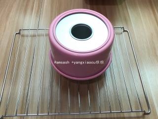 14、三色戚风,出炉后震模倒扣,晾凉即可脱模了