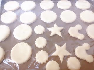 12、山药饼,压完盖保鲜膜发酵到两倍大