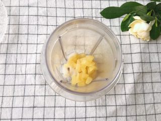 8、苹果山药泥,放入料理机打成泥