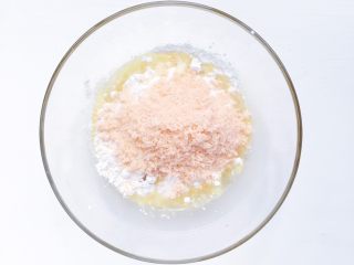 2、宝宝零食：简易版虾条,依次加入低筋面粉 玉米淀粉 油 虾松