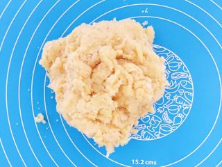 4、宝宝零食：简易版虾条,将棉絮状的面絮倒在面案上