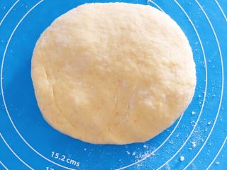 5、宝宝零食：简易版虾条,反复揉成光滑不粘手的面团