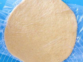 7、宝宝零食：简易版虾条,用擀面杖擀成一厘米厚的面饼放冰箱冷冻层冷冻一小时（冷冻是为了一会更好的成型)