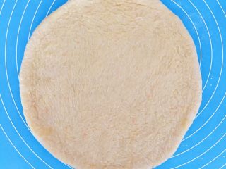 8、宝宝零食：简易版虾条,冷冻好的面饼快速撕去保鲜膜 