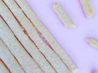 9、宝宝零食：简易版虾条,先切成细条再分成小条后搓成圆条状（长度最好是够宝宝手抓还稍微漏出来一点点）