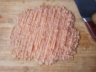 3、宝宝香肠,将鸡胸肉已经去筋膜和多余脂肪后剁成肉糜（为了省事也可以用料理机，我家孩子说自己剁的口感更劲道紧实）。