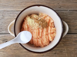 4、宝宝香肠,在剁好的鸡肉糜中加适量的盐，鸡精和十三香粉。