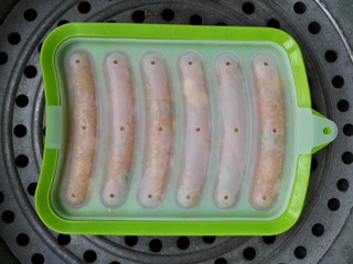 14、宝宝香肠,扣紧模具盖子，上锅隔水大火蒸15分钟。