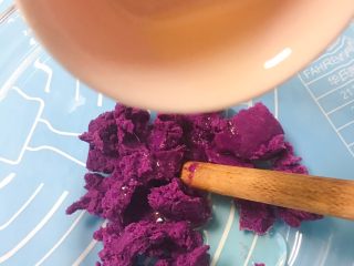 2、宝宝零食系列～旋风小饼干,紫薯蒸好切块捣成泥，加入油继续搅拌至均匀（用料理机打成糊糊的可以直接加入油搅拌均匀）