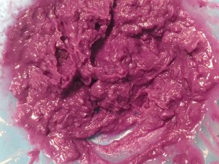 3、宝宝零食系列～旋风小饼干,再加入水打成紫薯泥