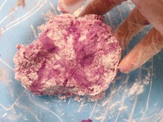 4、宝宝零食系列～旋风小饼干,奶粉跟低筋面粉过筛至碗中用手揉捏，捏成光滑的面粉团然后放入保鲜袋醒20分钟。