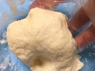 5、宝宝零食系列～旋风小饼干,白面可以直接在面粉中依次加入奶粉，糖粉，油，再倒入水用用手揉搓成光滑面团放入保鲜袋密封静置20分钟。