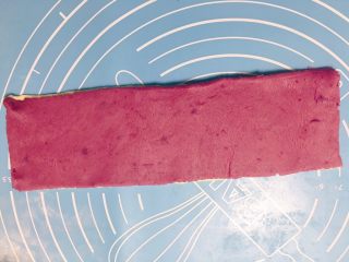 7、宝宝零食系列～旋风小饼干,取出两个面团，分别用擀面杖擀成薄片，紫色在上两片面片重叠。