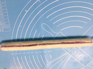 8、宝宝零食系列～旋风小饼干,然后卷成长条，用保鲜膜包好放入冰箱冷冻层冷冻两小时。