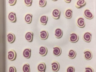 9、宝宝零食系列～旋风小饼干,冷冻完成以后拿出，用刀切成约3毫米厚的饼片放入烤盘。