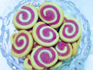 10、宝宝零食系列～旋风小饼干,放入烤箱以后，分别用上火150度，下火130度烘烤，烘烤时间为25分钟，在烘烤过程中要注意观察，每台烤箱实际温度有差，烘烤完以后拿出烤箱放凉就可以食用啦，香甜脆口的旋风小饼干就做好了。