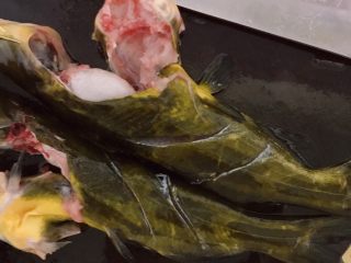 2、黄骨鱼土豆汤,黄骨鱼洗净切花刀