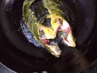 4、黄骨鱼土豆汤,放入黄骨鱼