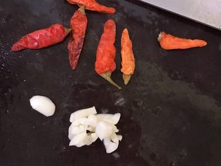 5、黄骨鱼土豆汤,大蒜切碎