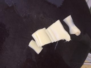 6、黄骨鱼土豆汤,生姜切片