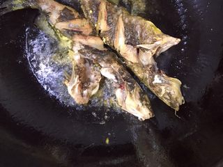 7、黄骨鱼土豆汤,黄骨鱼煎微焦后翻面