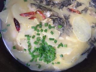 11、黄骨鱼土豆汤,土豆熟烂后加入适量盐和葱花