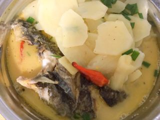 12、黄骨鱼土豆汤,出锅装盘