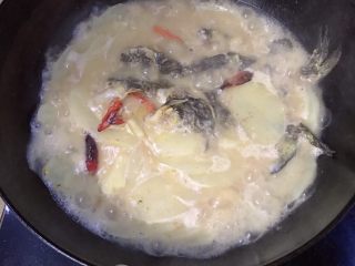 10、黄骨鱼土豆汤,水开时加适量生抽