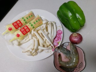 1、脆皮日本豆腐,准备主要食材。