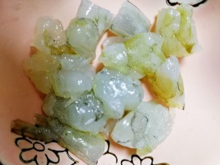 4、脆皮日本豆腐,虾洗净去头,去壳,挑去虾线,切粒。