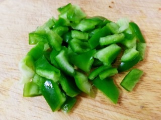 5、脆皮日本豆腐,半个青椒切碎。