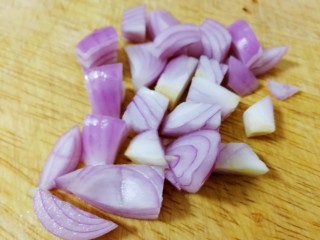 6、脆皮日本豆腐,小圆葱去掉老皮,切小块。