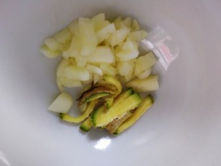 7、脆皮日本豆腐,一片生姜切条,两瓣蒜切碎。