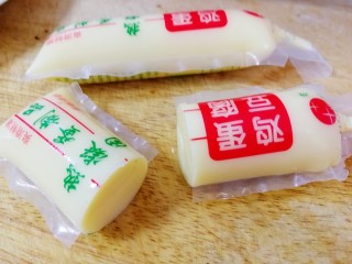 8、脆皮日本豆腐,日本豆腐中间切开。
