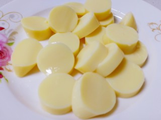 9、脆皮日本豆腐,切厚片。