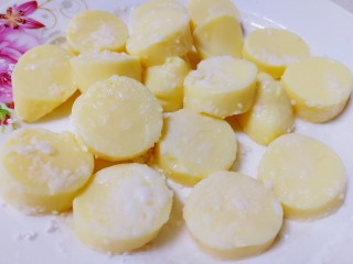 10、脆皮日本豆腐,两小勺土豆淀粉,轻柔的包裹上日本豆腐。