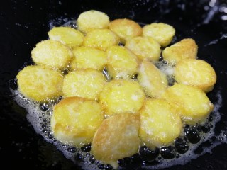 14、脆皮日本豆腐,轻轻翻面,至豆腐表皮酥脆,两面金黄。