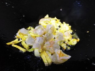 16、脆皮日本豆腐,热锅倒入少量油,放入姜丝蒜末文火炒香,放入虾粒炒变色。