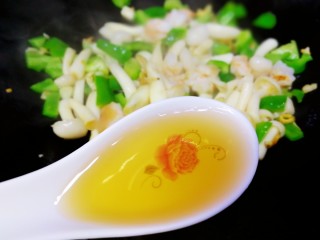 18、脆皮日本豆腐,淋一汤匙料酒,急火爆香。