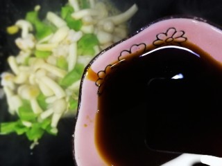 19、脆皮日本豆腐,倒入料汁。