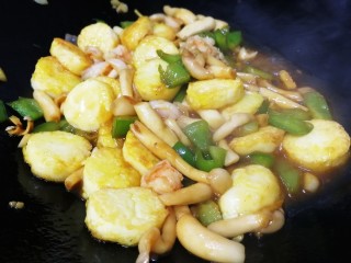 22、脆皮日本豆腐,轻轻晃动炒锅,文火让汤汁包裹上豆腐。