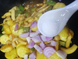 23、脆皮日本豆腐,放入小圆葱碎,洒半小勺盐。