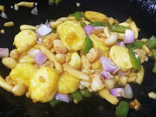 24、脆皮日本豆腐,轻轻炒匀即可。