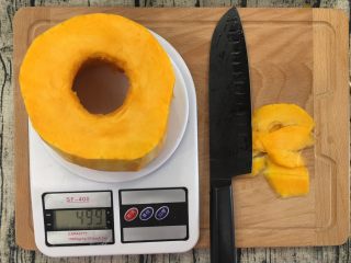 2、香甜南瓜羹,去瓜皮和瓜囊