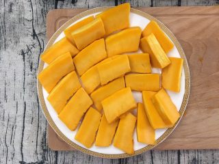 3、香甜南瓜羹,放进盘，要放20克冰糖