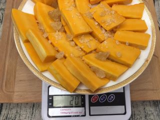 4、香甜南瓜羹,冰糖放在南瓜面上