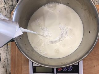 7、香甜南瓜羹,回到正题。加入250克牛奶，搅拌