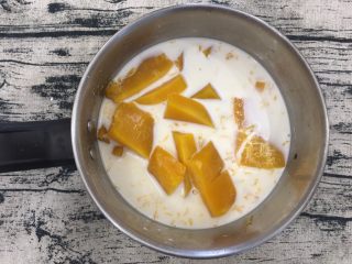 8、香甜南瓜羹,加入蒸好的南瓜，和蒸出来的糖水