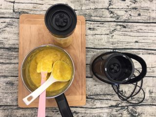 11、香甜南瓜羹,煮好了，就倒进辅食机里。(喜欢浓稠点的这样差不多了，喜欢稀点的，不妨加多点牛奶。